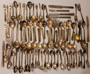 lot 105 image: OVER 80 pcs VINTAGE SILVERPLATE FLATWARE PIECES IN VARIOUS BRANDS, PATTERNS, AND SIZES AS SHOWN.