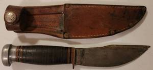 lot 106 image: VINTAGE MARBLES GLADSTONE MICH. USA STACKED LEATHER SHEATH KNIFE AS SHOWN. POSSIBLY FROM WWII ERA. APPROX. 8.5 OVERALL. MUST SEE
