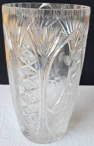 lot 216 image: LARGE GLASS VASE AS SHOWN. VASE HAS A CRACK.