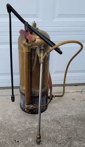 lot 238 image: VINTAGE MOLISON BRASS LIQUID SPRAYER MODEL M4 WITH SPRAYER NOZZLE AND WOODEN PUMP HANDLE PLUS ORIGINAL COMPANY LABEL AS SHOWN. DUTCH GERMAN Approx. 13 W x 27 H (tank) MUST SEE