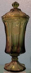 lot 3 image: VINTAGE 1960S FOSTORIA OLIVE GREEN COIN GLASS URN FLOWER VASE WITH LID AS SHOWN. Measures approx. 6.25 W x 12.75 H. Search it up