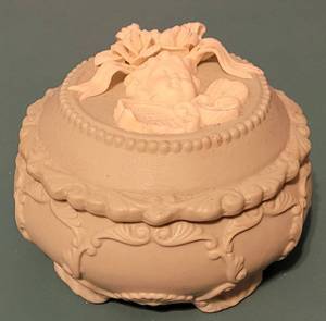 lot 14 image: Wedgwood Style KeepsakeTrinket Box as shown. Approx. 4.25 W x 3 H.