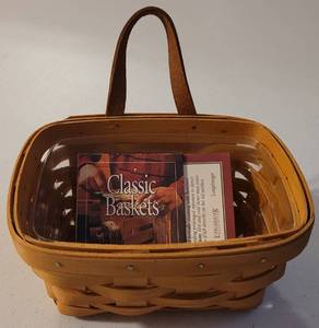lot 41 image: 2000 Longaberger Handwoven Wall Hanging Basket as shown. Approx. 7 Wide.