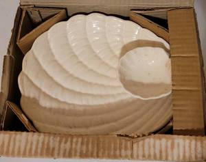 lot 59 image: Lipper & Mann Creations Shell Shape ChipN Dip Set With Original Foil Label as show.