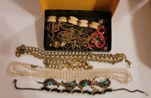 lot 79 image: LOT OF ASSORTED JEWELRY AS SHOWN.
