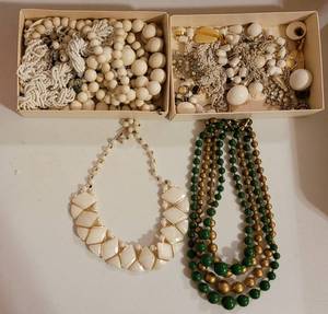 lot 80 image: LOT OF ASSORTED JEWELRY AS SHOWN.