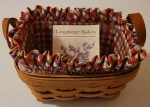 lot 82 image: VINTAGE 1994 LONGABERGER BASKET AS SHOWN.