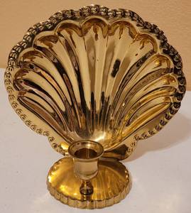 lot 88 image: BRASS SHELL SHAPED CANDLESTICK HOLDER AS SHOWN.