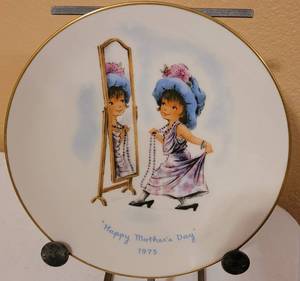 lot 89 image: VINTAGE MOPPETS MOTHERS DAY 1975 GORHAM FINE CHINA ANNUAL COLLECTORS PLATE AS SHOWN.