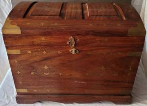 lot 114 image: VINTAGE 1960S CHEST WITH INNER TRAY IN STYLE, COLOR, AND CONDITION SHOWN. APPROX. 18 W x 12.5 D x 14.5 H. TAKE A LOOK