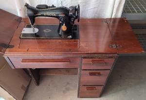 lot 120 image: VINTAGE SINGER SEWING MACHINE WITH CABINET SERIAL NO. JO88950 AS SHOWN. APPROX. 29 W x 17.5 D x 31.25 H (CLOSED)