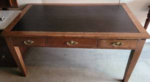 lot 122 image: VINTAGE WOODEN DESK WITH LEATHER INLAY TOP IN STYLE, COLOR, AND CONDITION SHOWN. APPROX. 60 W x 35 D x 30 H.