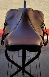 lot 137 image: VINTAGE LANCERS LANCERS QUALITY SADDLERY LEATHER SADDLE IN STYLE, COLOR, AND CONDITION SHOWN. TAKE A LOOK STAND NOT INCLUDED
