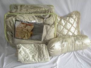 lot 112 image: Bedding comforter set as shown