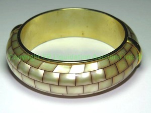lot 148 image: Mother of pearl wrist cuff made in Italy