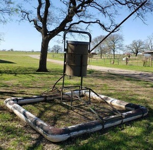 lot 9 image: Floating Fish Barrel Feeder