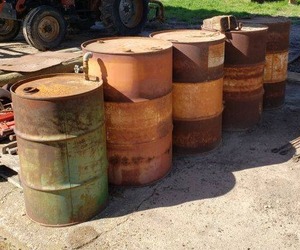 lot 15 image: 55 gallon metal barrels ( 4 Total) and 40 gallon with spicket (1 Total)