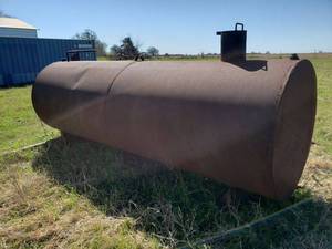 lot 16 image: Large Metal Storage tank on Skid 12x4 approx. 1100 gallons