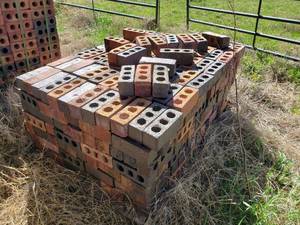 lot 19 image: Medium Pallet of Bricks