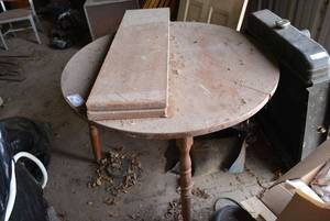 lot 32 image: 42 Round Table with 2 Leaves