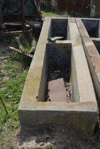 lot 186 image: 2 Bay Cement Water Tank, 12x29x20