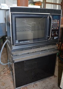 lot 91 image: In Cabinet GE Microwave and GE Electric Oven