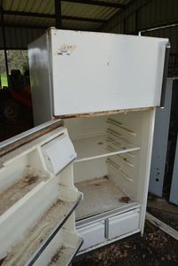 lot 104 image: Kenmore 18 FrigFreezer  Model 2539308111
