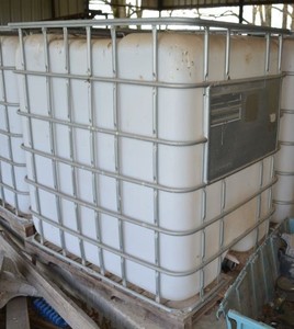 lot 132 image: IBC Tank 39x48x48, attached on a pallet