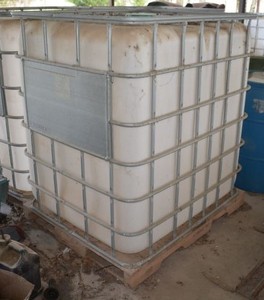 lot 133 image: IBC Tank 39x48x48, attached on a pallet