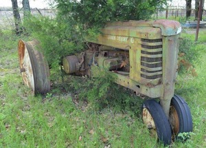 lot 152 image: John Deere Tractor B  (Bring saw to trim tree)
