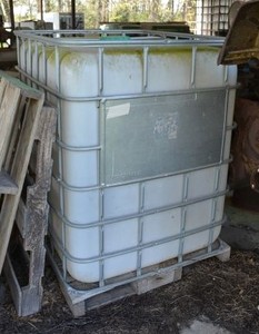 lot 134 image: IBC Tank 39x48x48, attached on a pallet