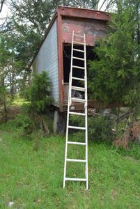 lot 208 image: 13 Extension Ladder, Bolted so it is Not Adjustable, RECOMMEND REPAIR BEFORE USE