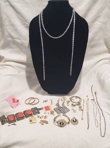 lot 232 image: Fashion jewelry bits and pieces, includes broken chains, single earrings and mountings, etc. Great for crafting and repairs.