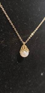 lot 233 image: 12K Gold filled 15L necklace with single pearl pendant. Marked 120 12KT GF
