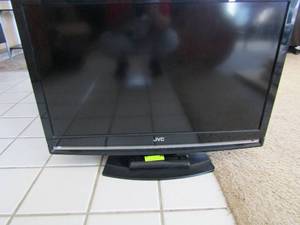 lot 105 image: JVC 32 LCT TVDVD combo with remote model HLT-32-DV20