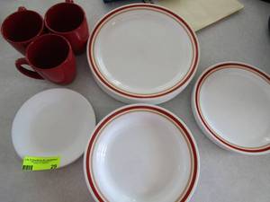 lot 129 image: Corell by Corning - 8 dinner plates 6 salad plates 4 bowls, 3 mugs and 3 white plates