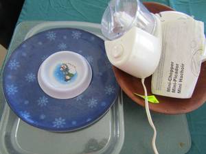 lot 131 image: Toastmaster mixer works, veggie mixer works, wood fruit bowl, plastic chip & dip bowl, plastic platters and glass cutting board