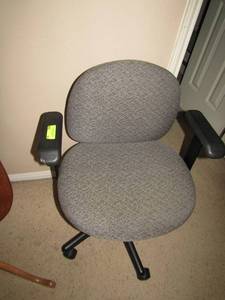 lot 114 image: Rolling adjustable office chair