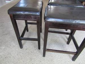 lot 139 image: 3 bar stools w padded bonded leather tops 24x17x12