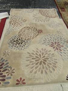 lot 158 image: Cream color area rug Stylized petal motif 6x4 