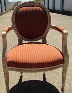 lot 208 image: Fairfield French provincial upholstered medallion back arm chair w carved rosette header 39x26