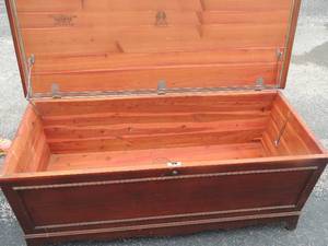 lot 16 image: Iconic Lane cedar chest with green felt divided upper compartment. Marked Lane 20x47x19