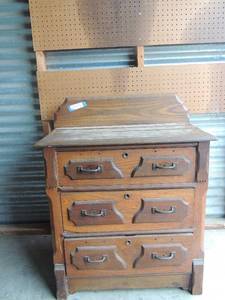 lot 33 image: Antique oak wash basin stand with incorporated oak back splash and later wood details, accents and handles. Solid oak drawer boxes 35x28x16