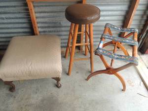 lot 32 image: Vintage trio. Includes luggage rack with crewel needlework stretchers, 30 padded bar stool and upholstered ottoman w cabriole legs