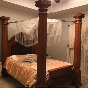 lot 8 image: Full size Corinthian column poster bed - foot board 21x53 headboard 46x53 and posts 91H - no bedding included
