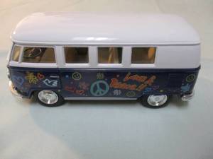 lot 12 image: KINSMART-132 Scale, 1962 Volkswagen Classical Bus, Diecast Car. #KT5060