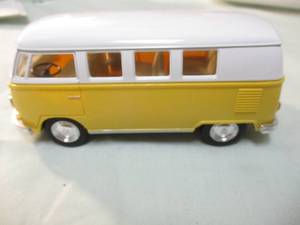 lot 14 image: KINSMART-132 Scale, 1962 Volkswagen Classical Bus, Diecast Car. # KT5060
