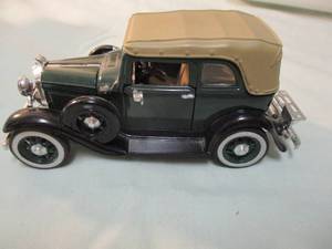 lot 84 image: National Motor Museum Mint - 132 Scale,1932 Ford Convertible Sedan Diecast Car.  #SST-5350
