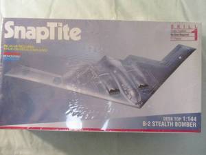 lot 181 image: Monogram-SnapTite- DeskTop 1144 Scale, B-2Stealth Bomber,  Model Airplane Kit, #1173