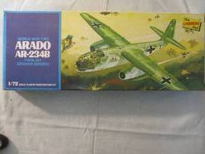 lot 237 image: The LINDBERG Line-172 Scale, ARADO-AR-234B, WW-2 Twin Jet German Bomber, Airplane Kit,  #472